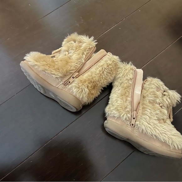Baby Gap Size 3 Booties - Picture 2 of 9